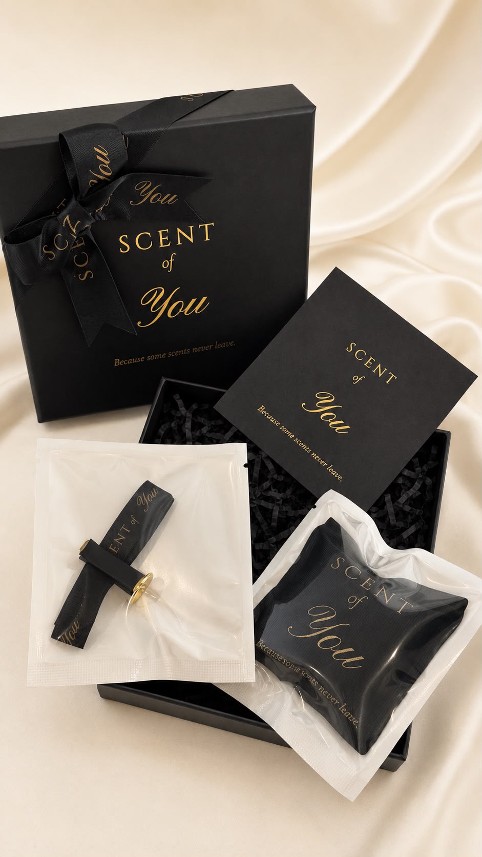 Everything that arrives: the black gift box, the sealed fragrance sachet, the magnetic clip and the printed card