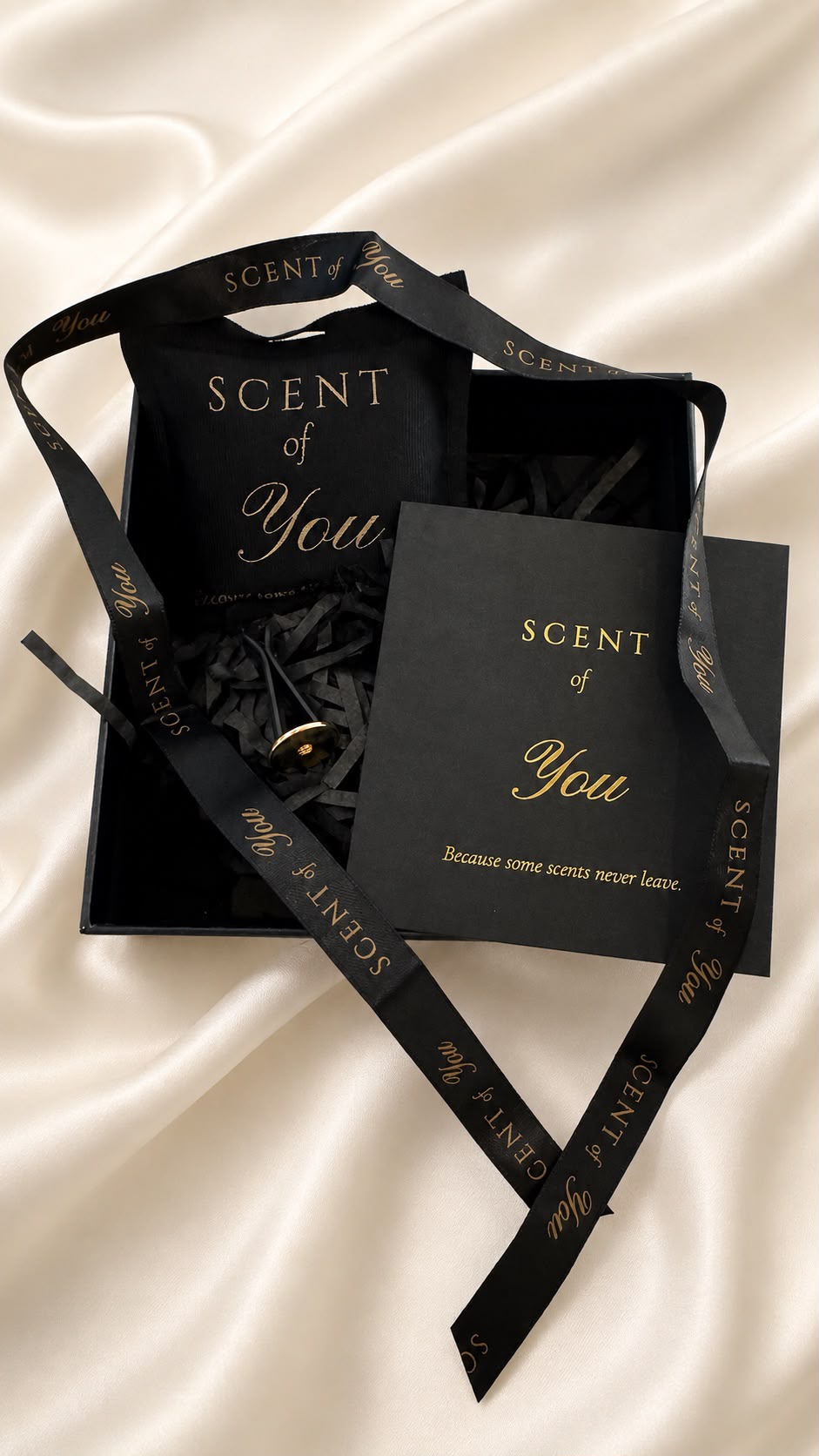 Everything that arrives: the black gift box, the sealed fragrance sachet, the magnetic clip and the printed card